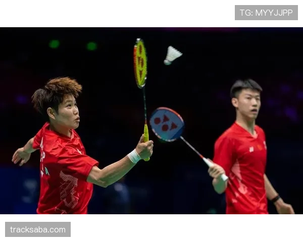 冯彦哲训练完直接瘫在场边啃蛋白棒，这自律程度真不是一般人扛得住